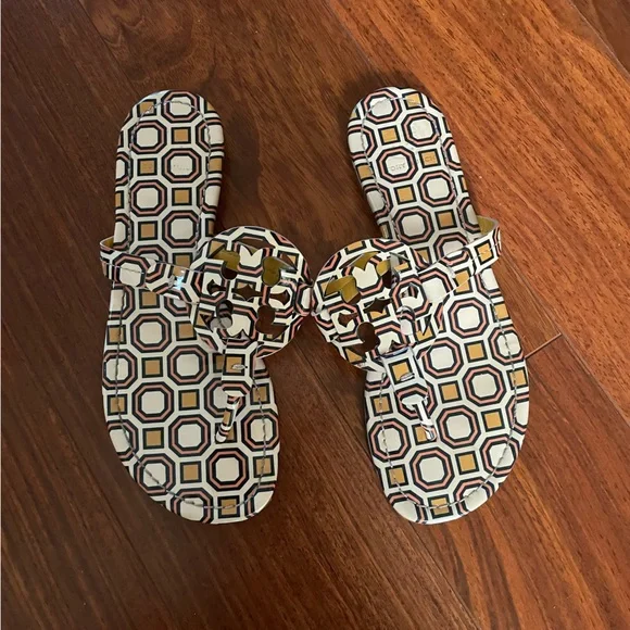 Tory Burch Miller Geometric Printed Patent Leather Sandals Size 6.5 - Picture 1 of 3